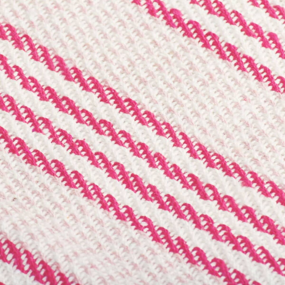 Nahaufnahme eines rosa-weiß gestreiften Stoffes. Die Streifen sind diagonal und wellenförmig.