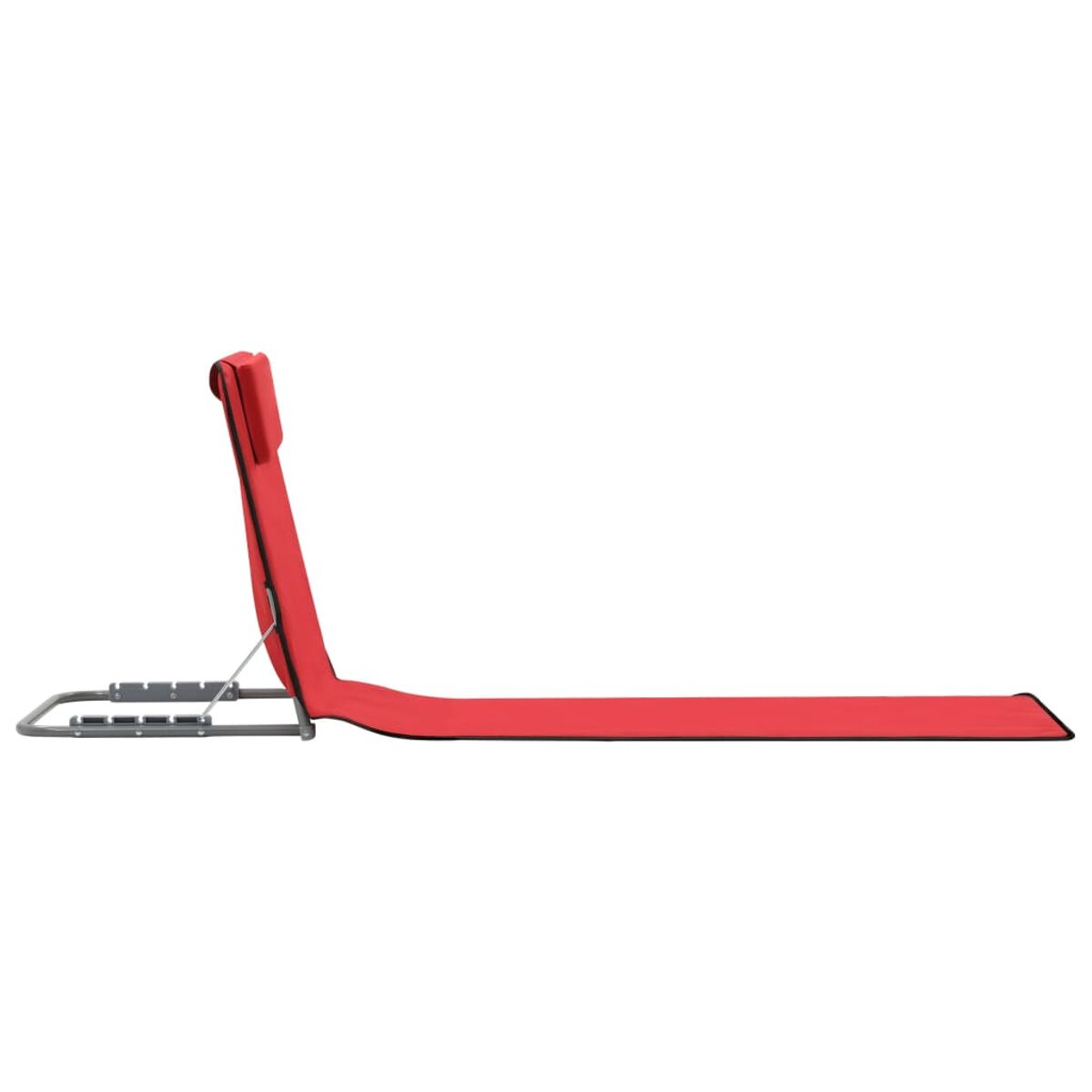 Roter Liegestuhl mit silbernem Rahmen, flach liegend auf weißem Hintergrund.