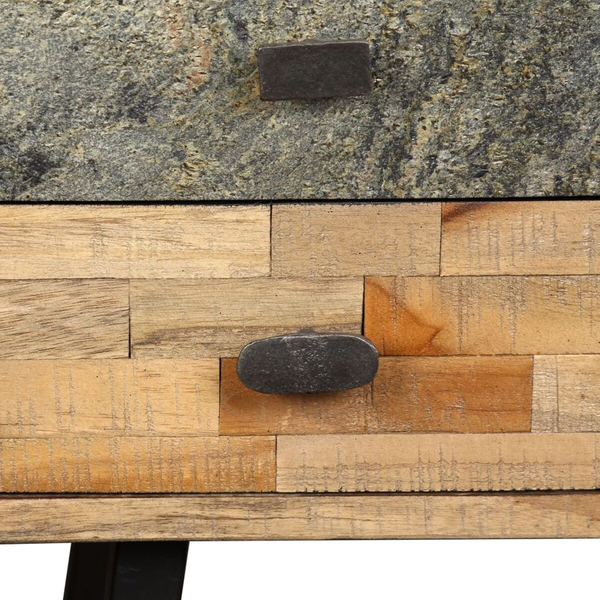 Nahaufnahme einer Schreibtischschublade. Die Oberseite ist grauer Stein, die Schubladenfront helles Holz.