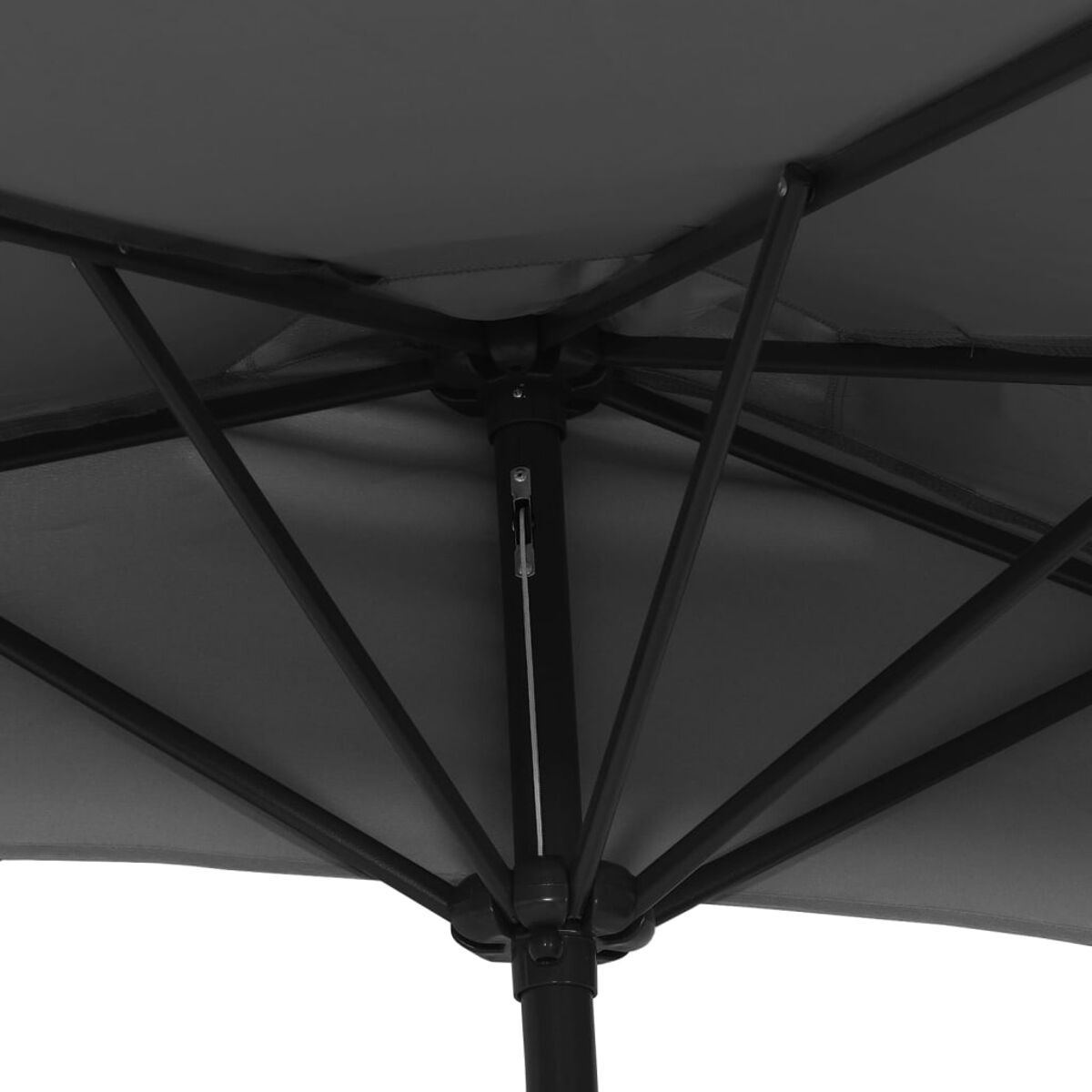 Nahaufnahme der Unterseite eines Regenschirms, die den Rahmen und den Stoff zeigt. Schwarze Farbe.
