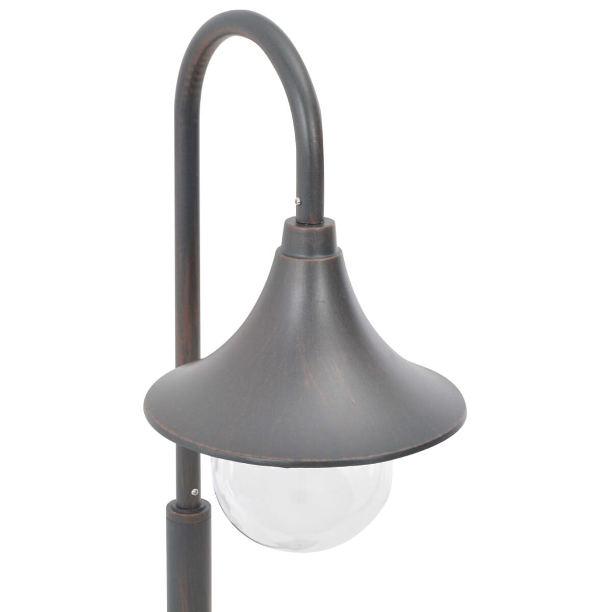 Außenlampe mit gebogenem Arm und glockenförmigem Schirm. Klare Glaskugel. Auf weißem Hintergrund isoliert.