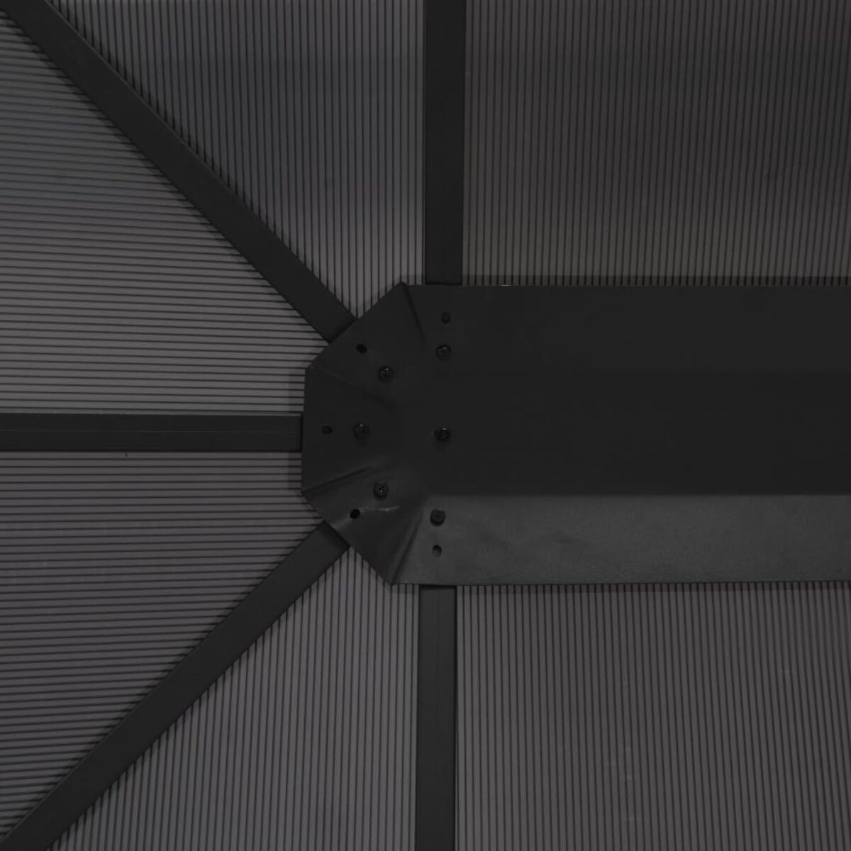 Nahaufnahme einer schwarzen Metallstruktur. Es hat eine Sternform mit gerippten Paneelen.