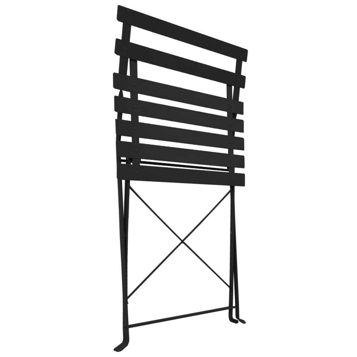 Ein schwarzer Klappstuhl mit horizontalen Holzlatten.