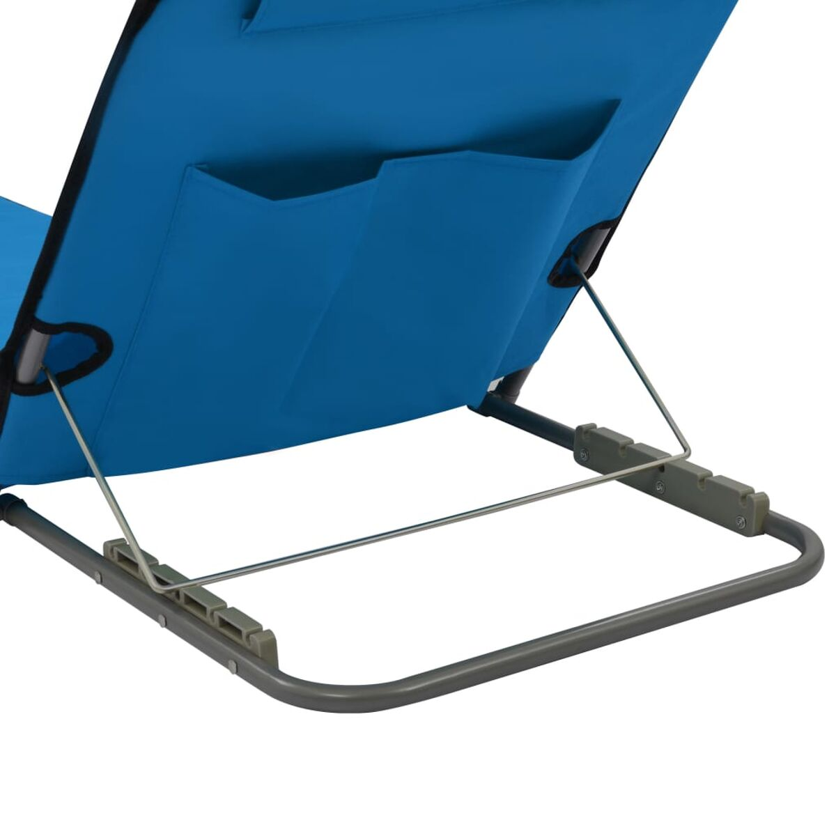 Ein blauer Strandstuhl mit Taschen und einem grauen Rahmen. Der Hintergrund ist weiß.