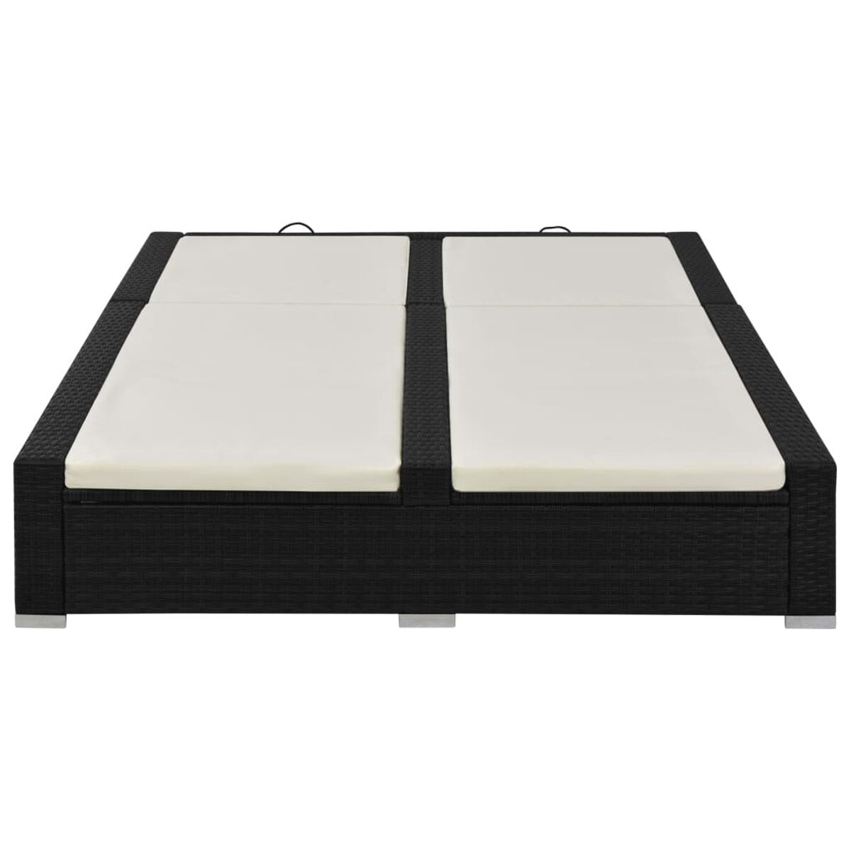 Ein schwarzes Outdoor-Daybed mit zwei weißen Kissen und schwarzem Korbrahmen.
