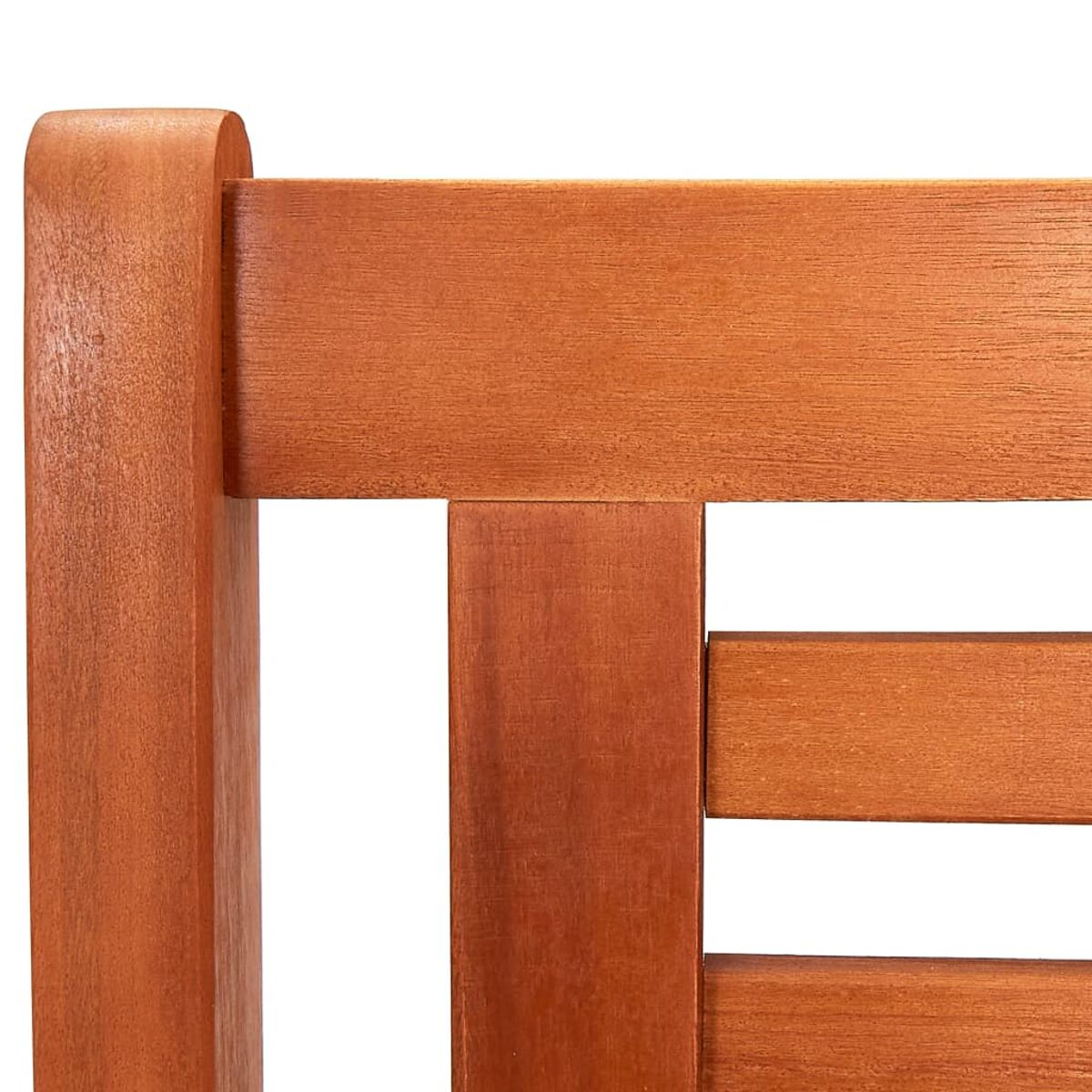 Nahaufnahme der Holzstuhllehne mit horizontalen und vertikalen Lamellen.