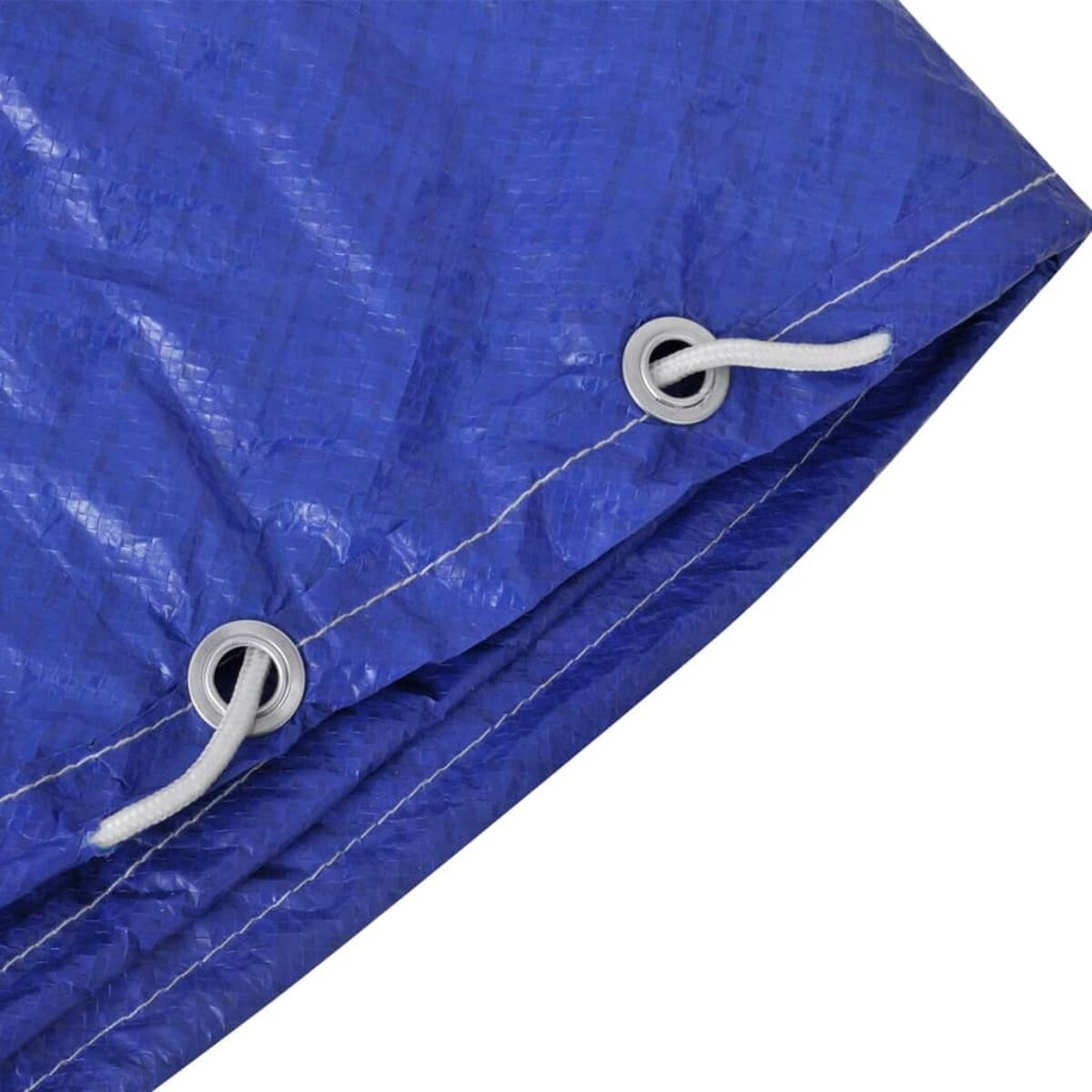 Blaue Planenecke mit Metallösen und weißem Seil befestigt.