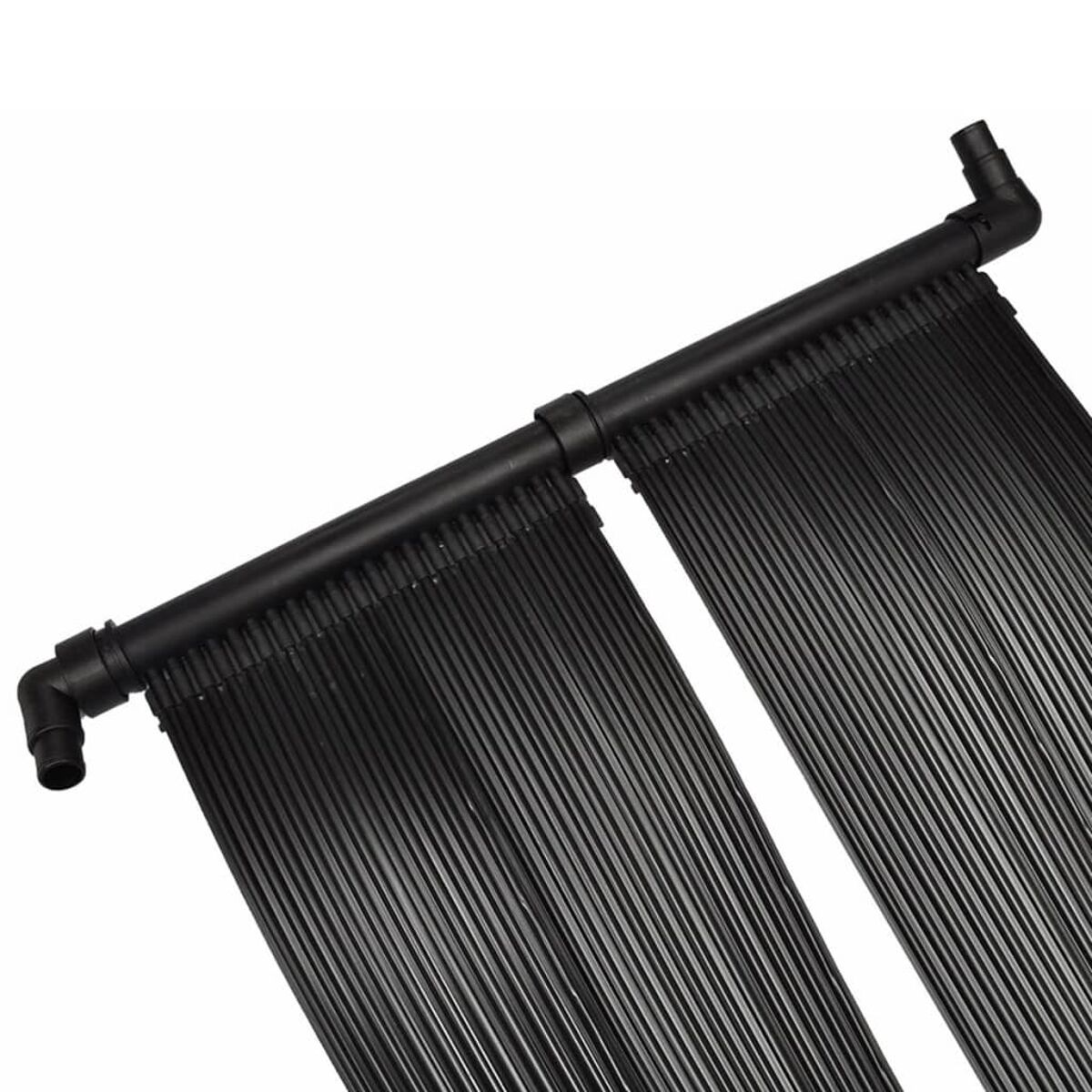 Ein schwarzes Solarmodulsystem für einen Pool mit einem schwarzen Rohr und Anschlussrohren.