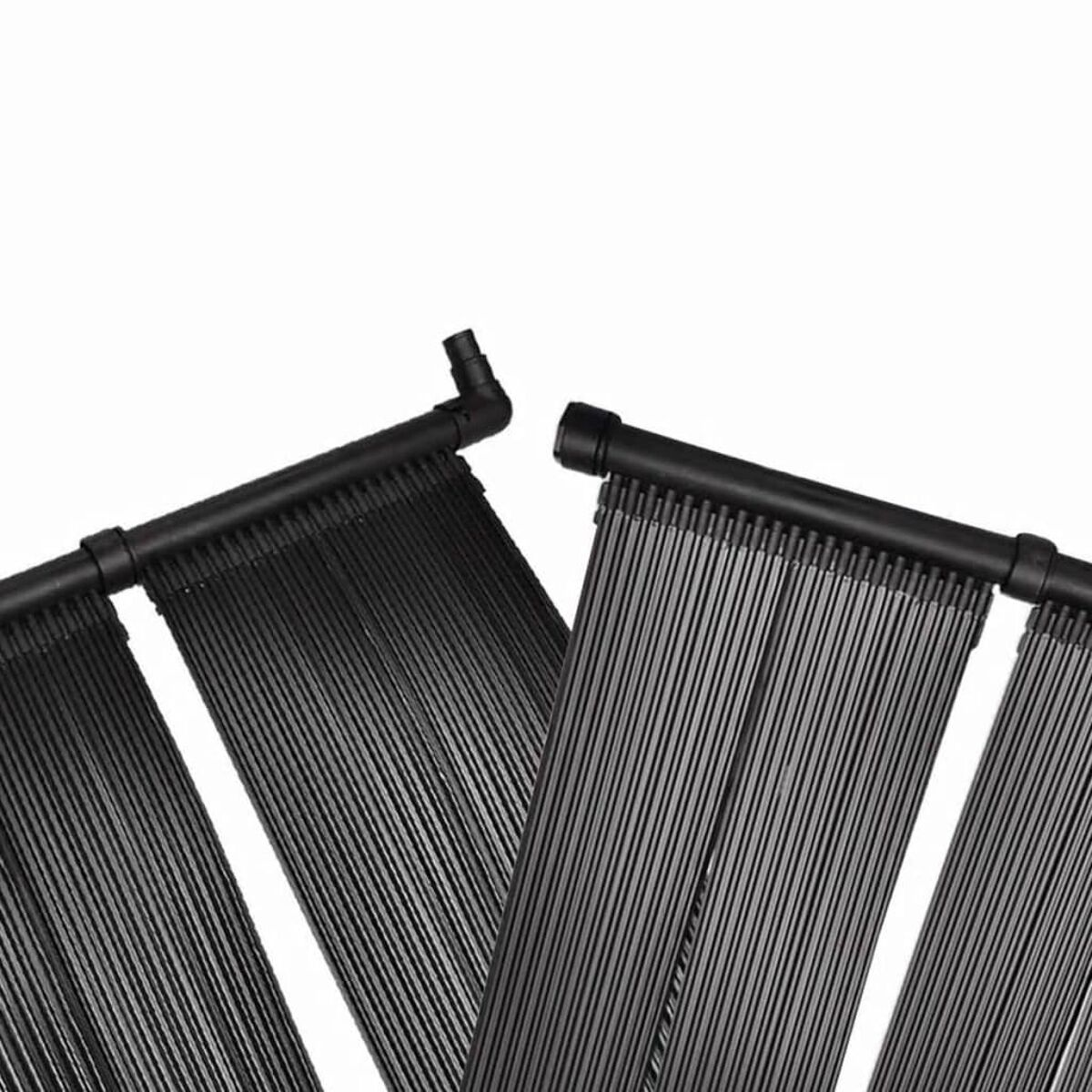 Schwarze Solarpanelröhren mit Anschlüssen. Der Hintergrund ist weiß.