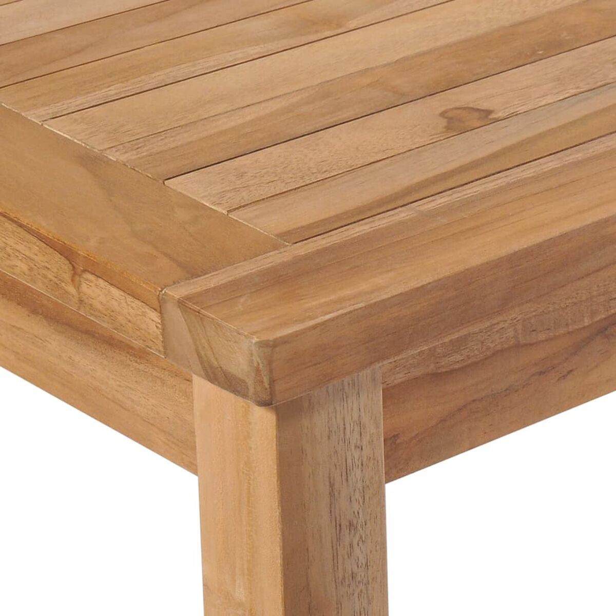 Nahaufnahme der Ecke eines Holztisches. Die Oberfläche besteht aus Holzplanken.