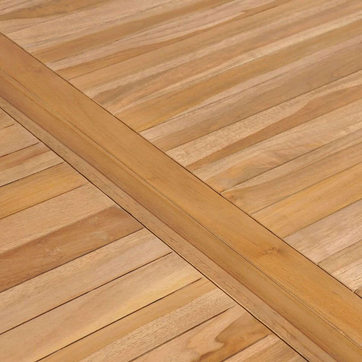 Nahaufnahme einer Holzoberfläche. Diagonales Holzmaserungsmuster.