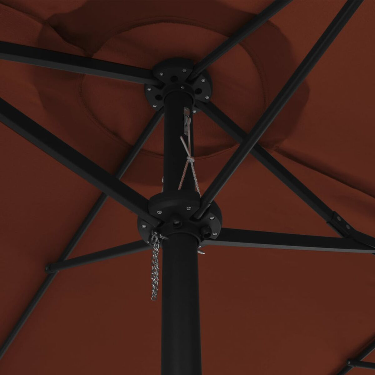 Ansicht des Inneren eines offenen, orangenen Regenschirms. Schwarzer Rahmen und Kette sichtbar.