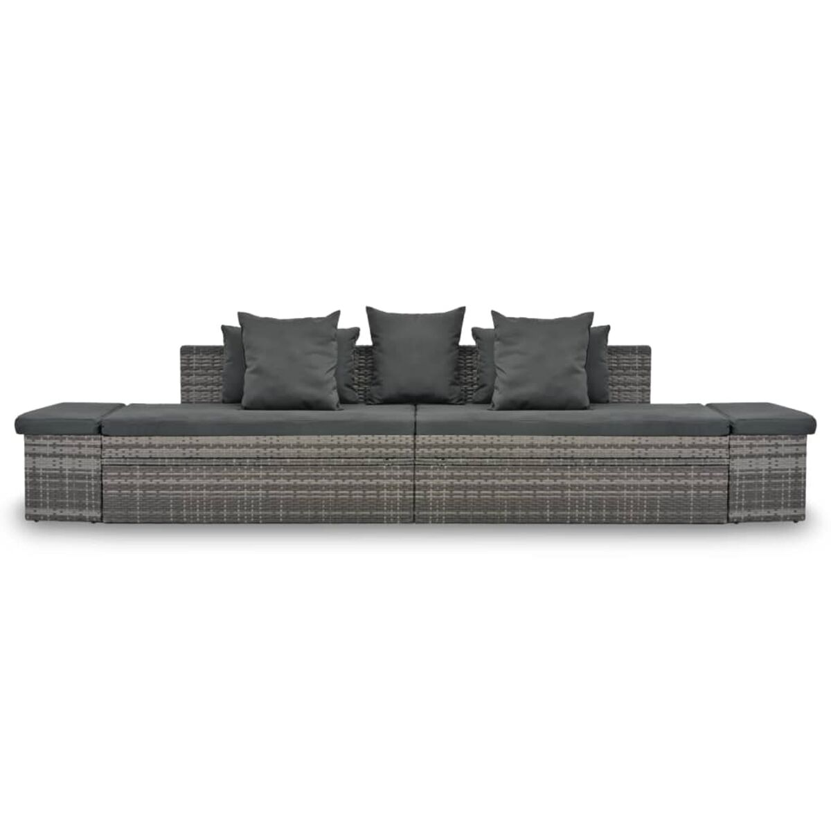 Graues Rattan-Outdoor-Sofa mit dunkelgrauen Kissen. Das Sofa ist in einer geraden Linie.