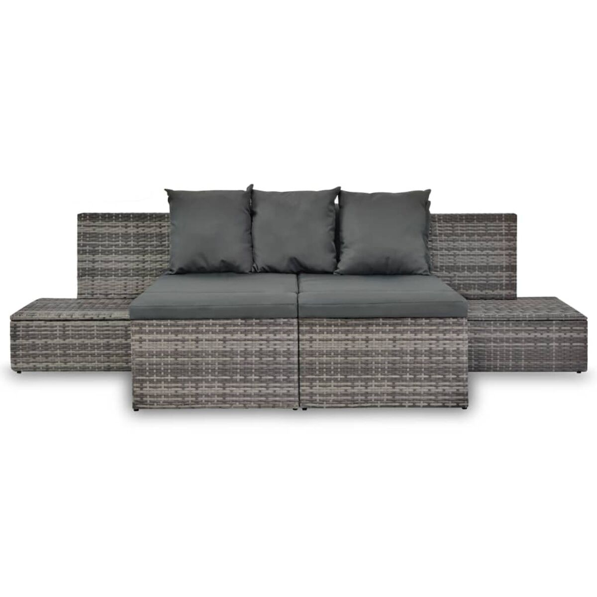 Graues Rattansofa mit drei Kissen, mit zwei passenden Beistelltischen.