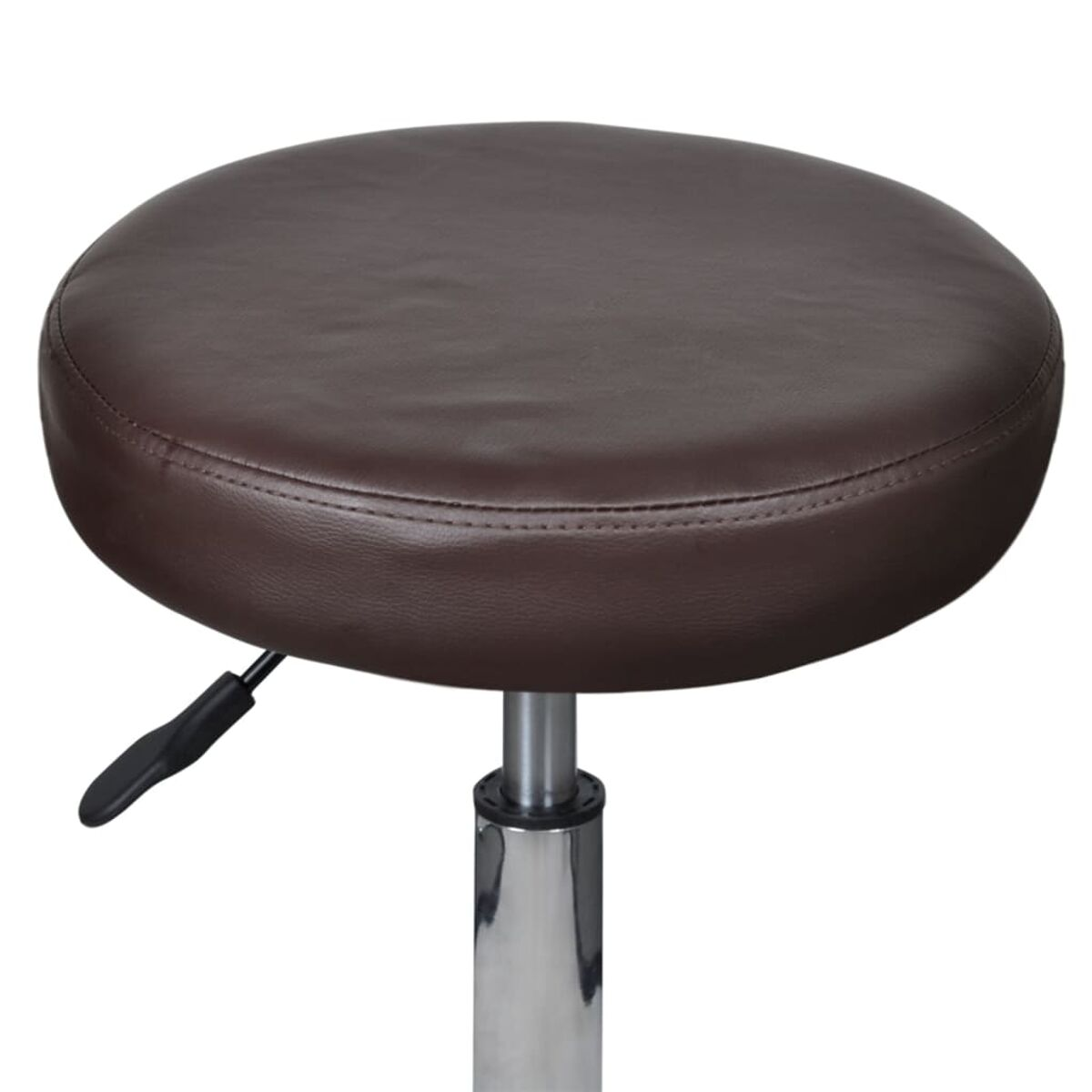 Ein brauner Hocker mit rundem Sitz auf einem Chromfuß. Ein schwarzer Hebel ist sichtbar.