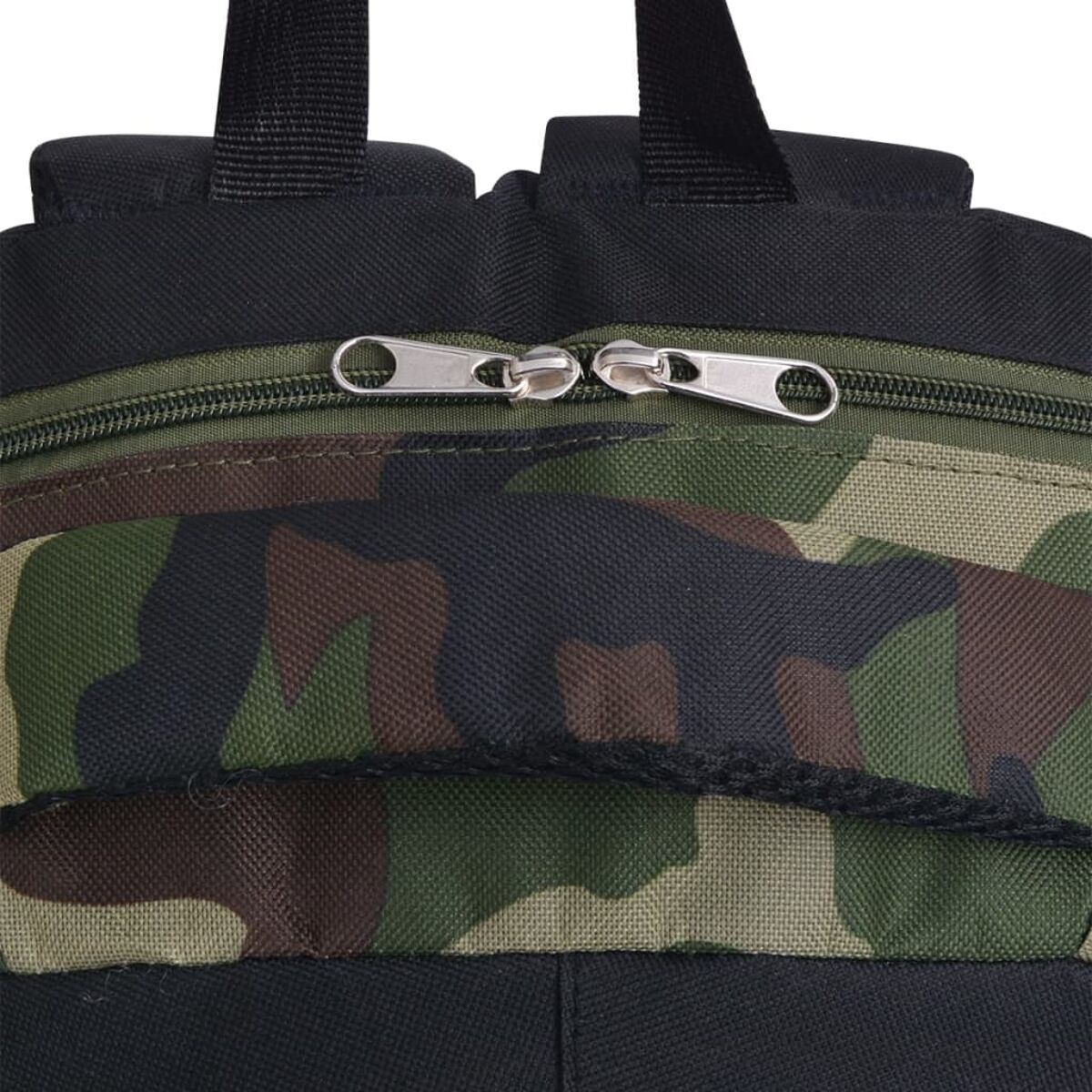 Tarnrucksack mit Reißverschlüssen. Schwarze Akzente. Weißer Hintergrund.