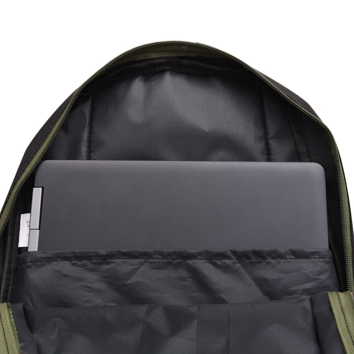 Offener schwarzer Rucksack mit einem Laptop auf weißem Hintergrund. Draufsicht.