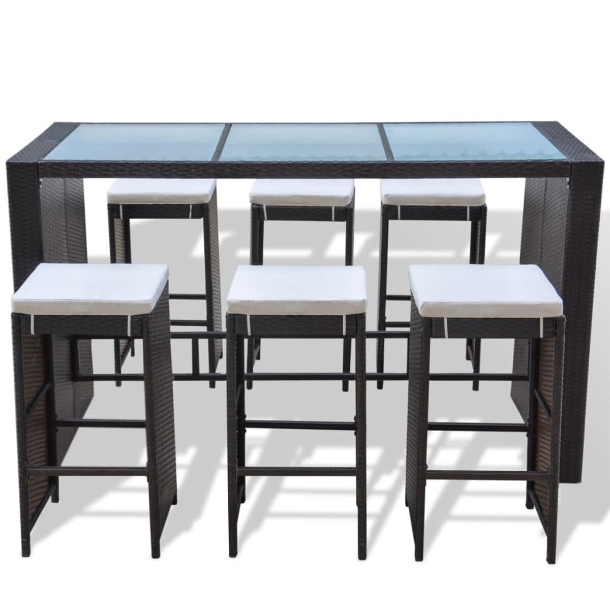 Rattan-Bartisch mit Glasplatte und sechs Barhockern mit weißen Kissen.