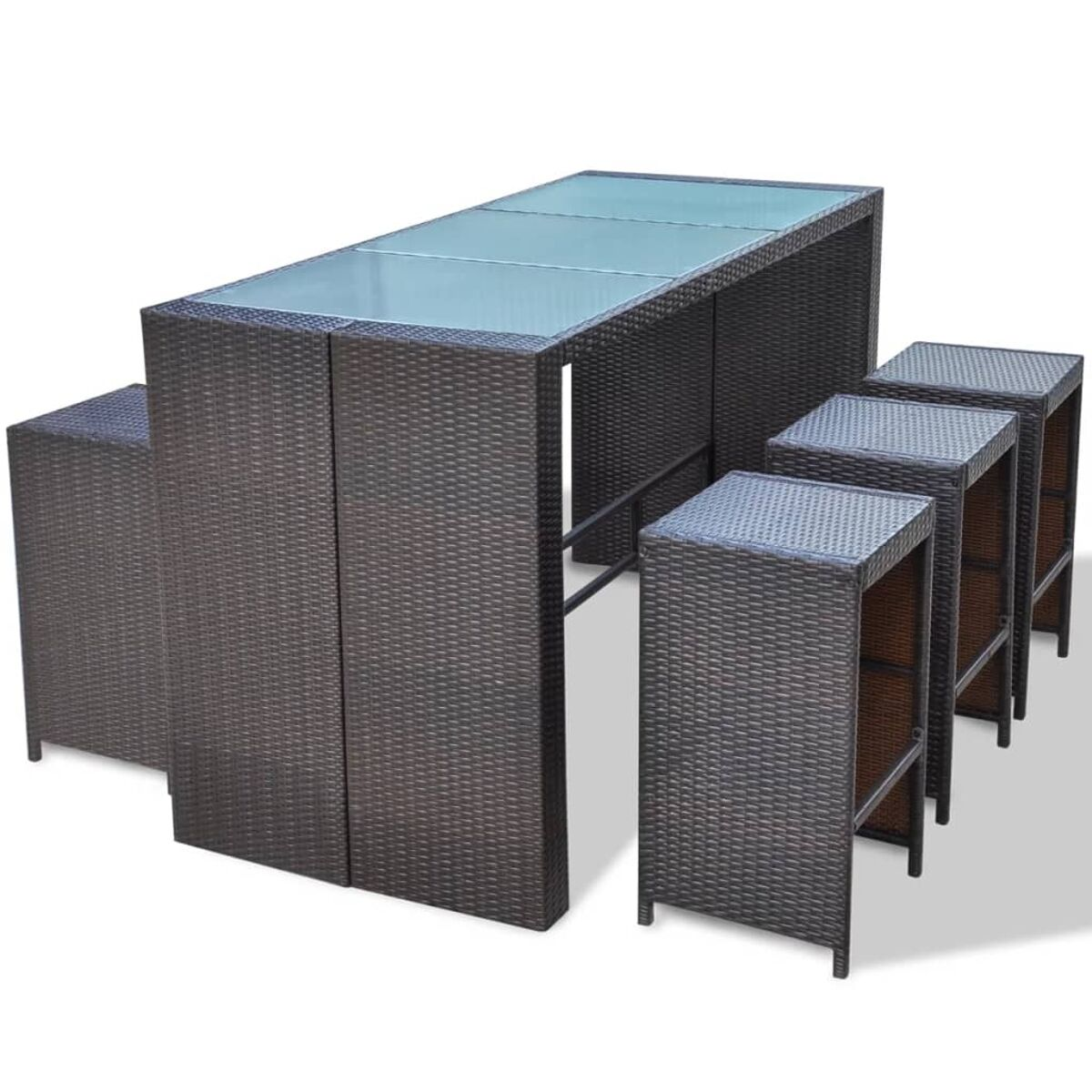 Braunes, gewebtes Outdoor-Bar-Set mit Tisch und Hockern. Das Set steht auf weißem Hintergrund.