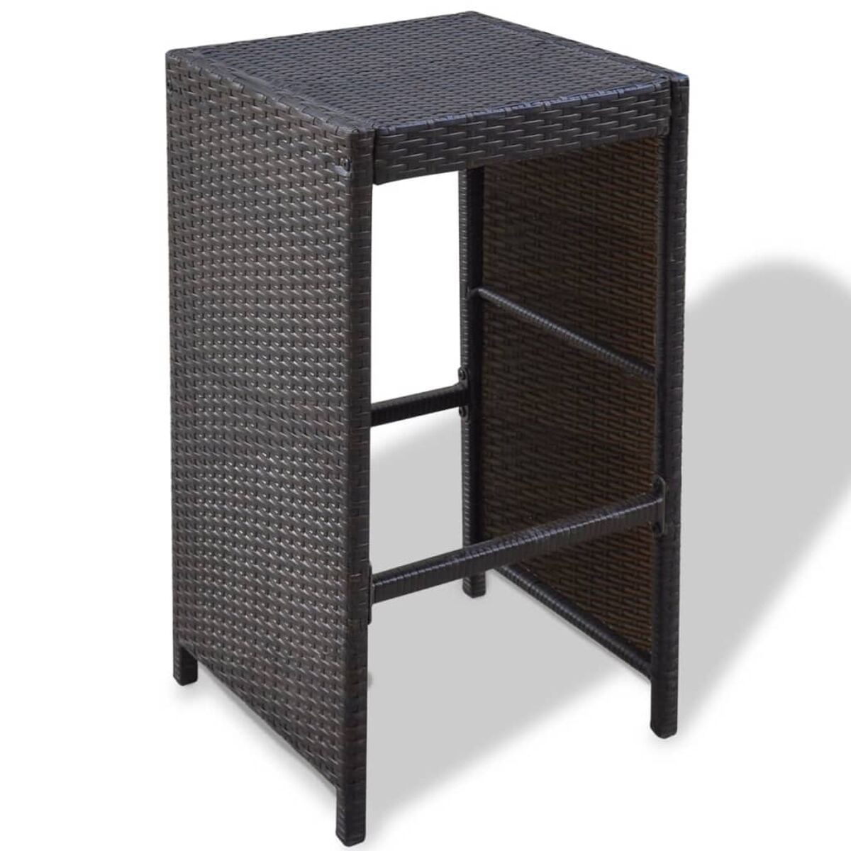 Ein brauner Barhocker aus gewebtem Rattan auf weißem Hintergrund, mit quadratischer Oberseite und offenen Seiten.