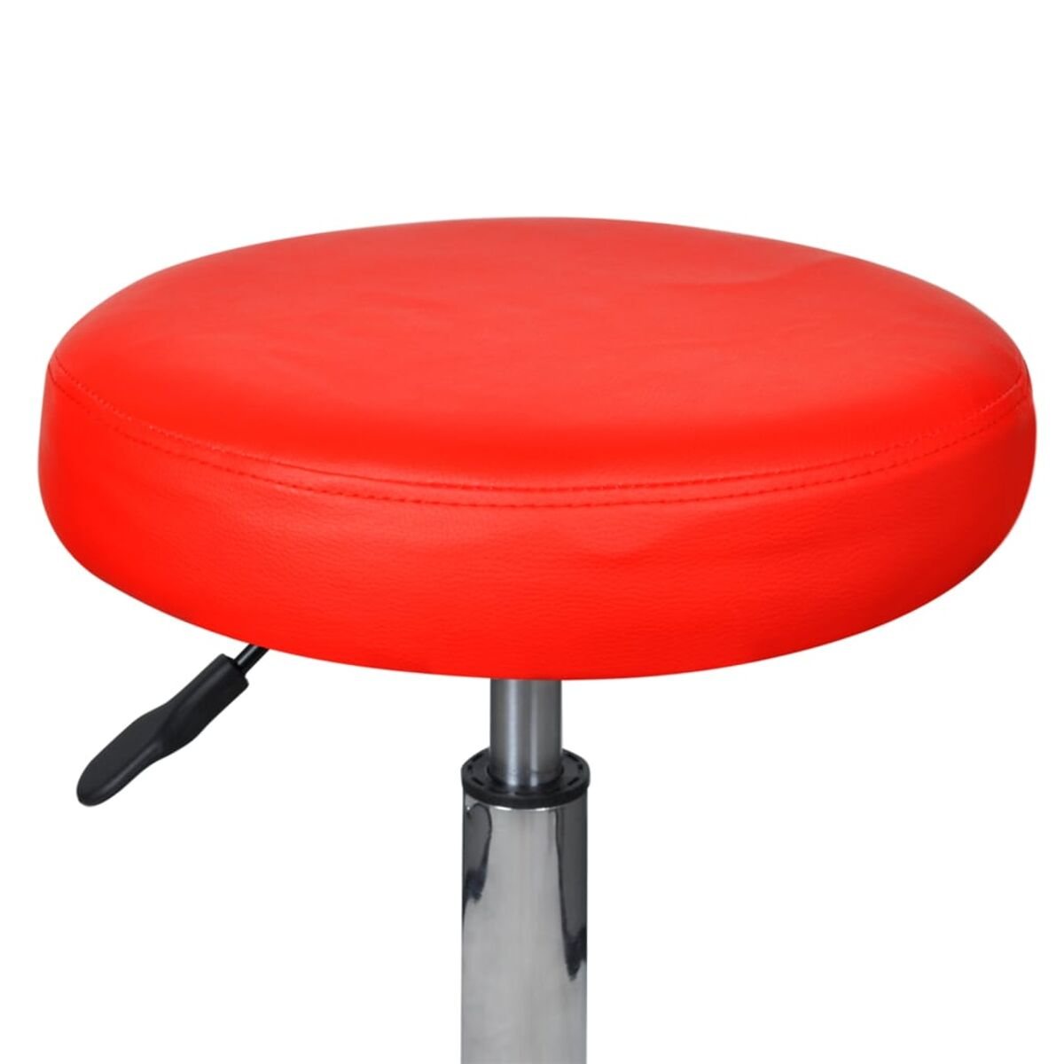 Ein roter Hocker. Er hat einen runden Sitz und ein verchromtes, verstellbares Untergestell.