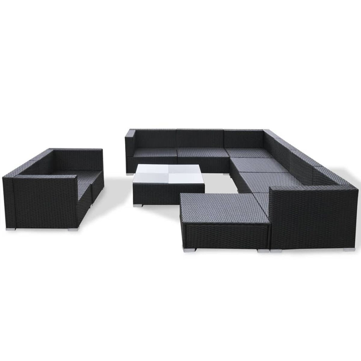 Ein schwarzes gewebtes Gartenmöbelset auf weißem Hintergrund, einschließlich Sofa und Tisch.