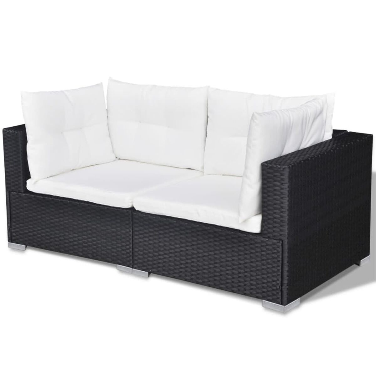 Schwarzes Rattansofa mit weißen Kissen auf weißem Hintergrund.