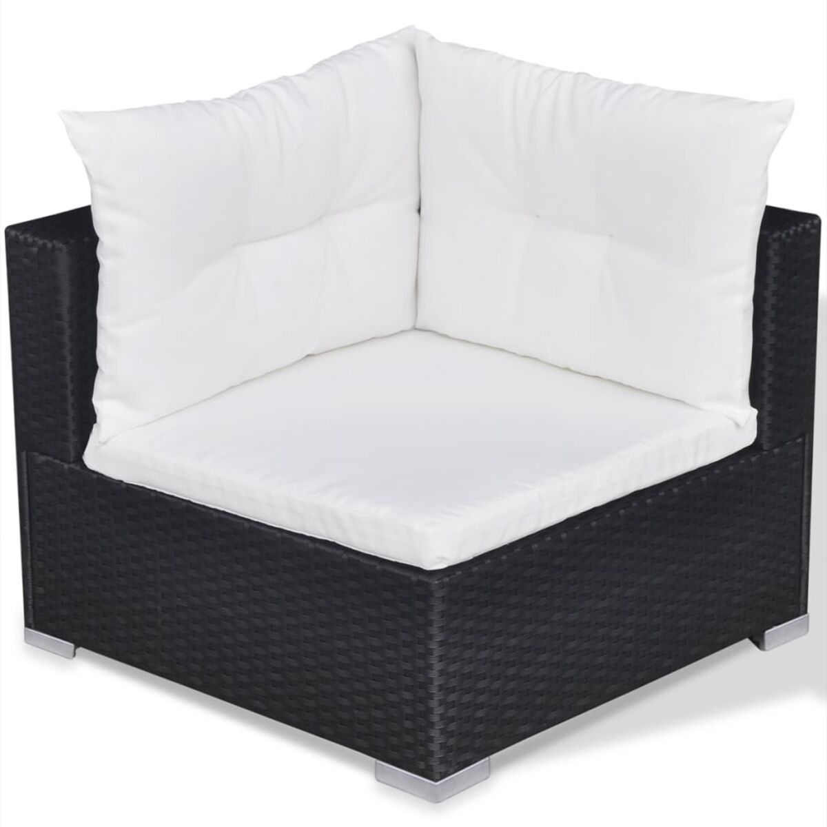 Schwarzes Ecksofa aus Korbgeflecht mit weißen Kissen. Das Sofa steht draußen.