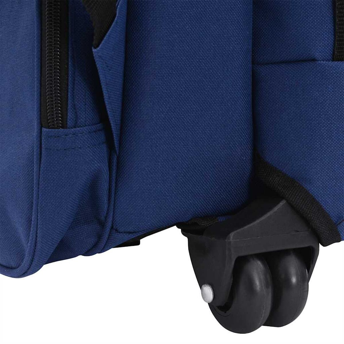 Nahaufnahme eines blauen Rucksacks mit schwarzen Rädern und kleinem schwarzem Griff.
