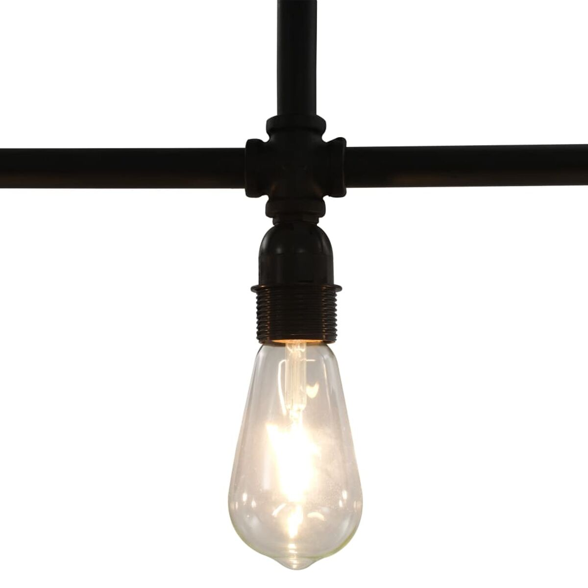 Schwarze Rohr-Leuchte mit Edison-Glühbirne. Der Hintergrund ist schlicht weiß.