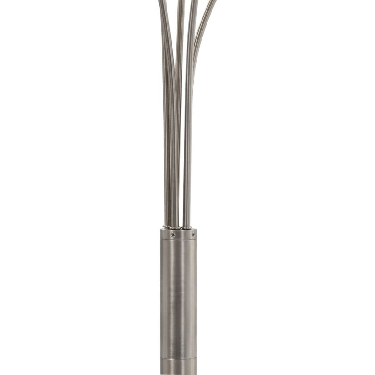 Eine metallische Stehlampe mit fünf gebogenen Stielen, die sich nach oben erstrecken, vor weißem Hintergrund.
