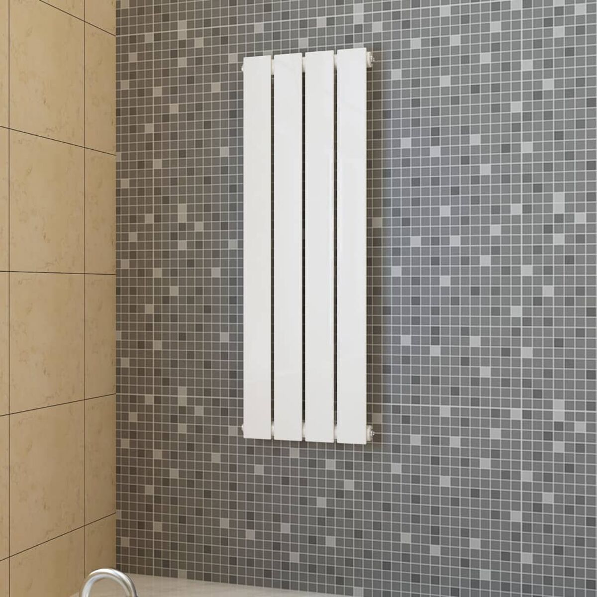 Radiatore bianco montato su una parete grigia piastrellata. Design verticale con 4 barre.