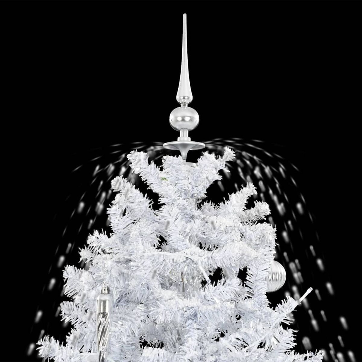 Weißer Weihnachtsbaum mit silbernen Ornamenten und Spitze, auf schwarzem Hintergrund.