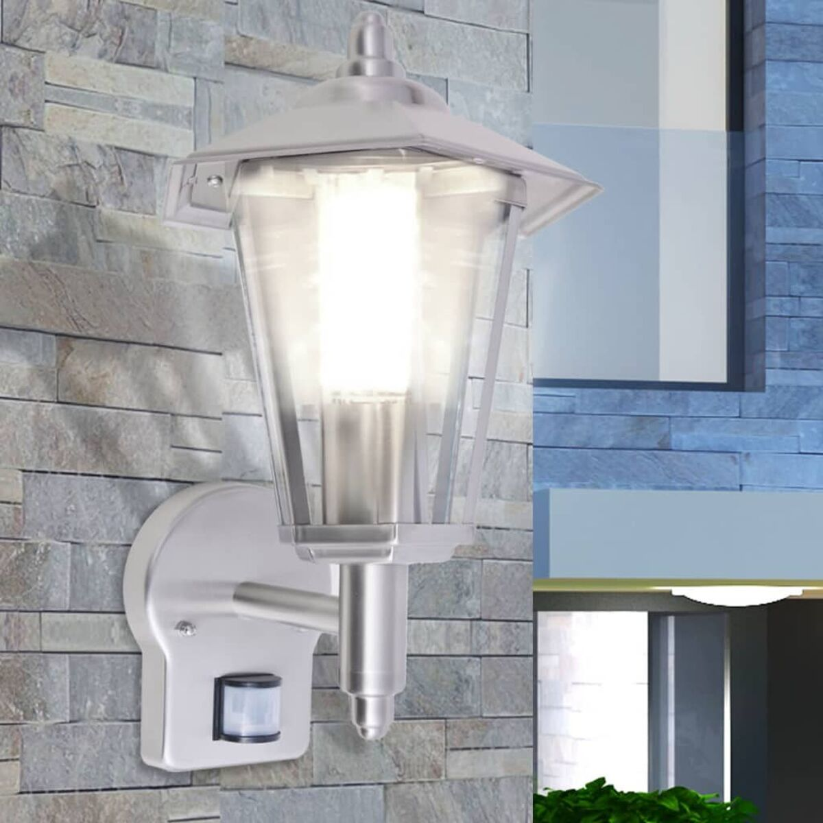 Silberne, an der Wand montierte Außenlampe mit klarem Glas und Bewegungsmelder.