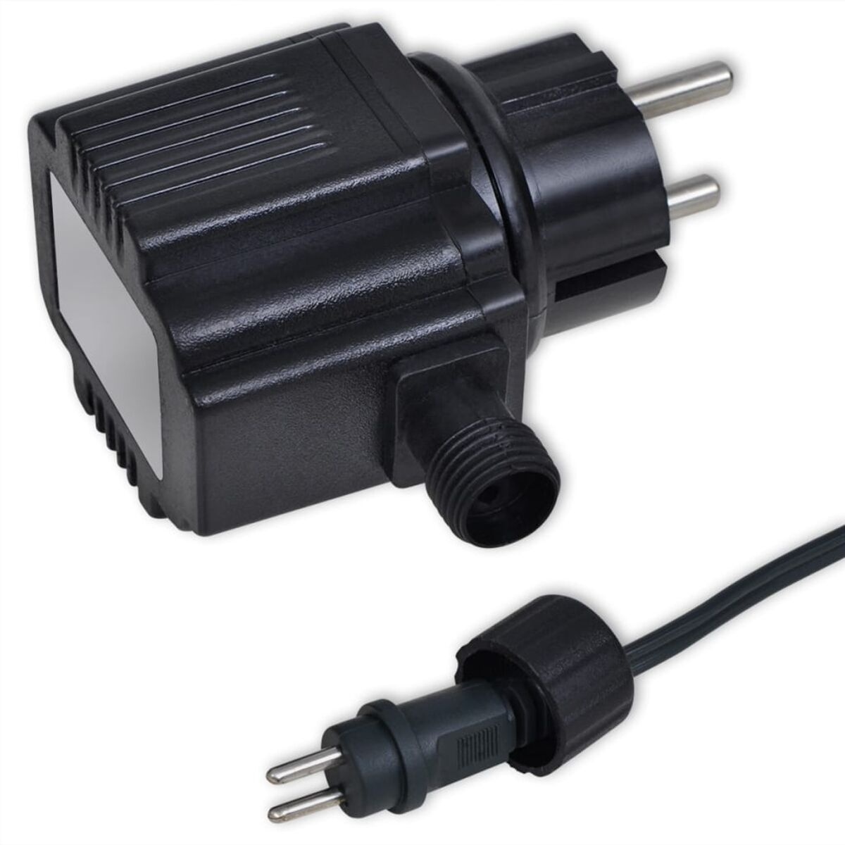 Schwarzer elektrischer Stecker und Transformator mit Kabel und kleinem Stecker.