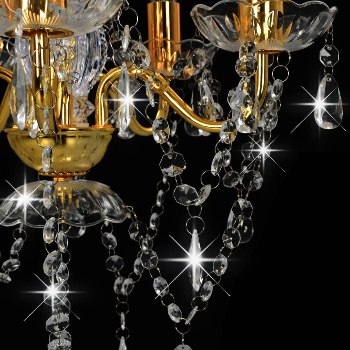 Goldener Kronleuchter mit Kristallverzierungen. Er hängt mit vielen Kristallstücken.