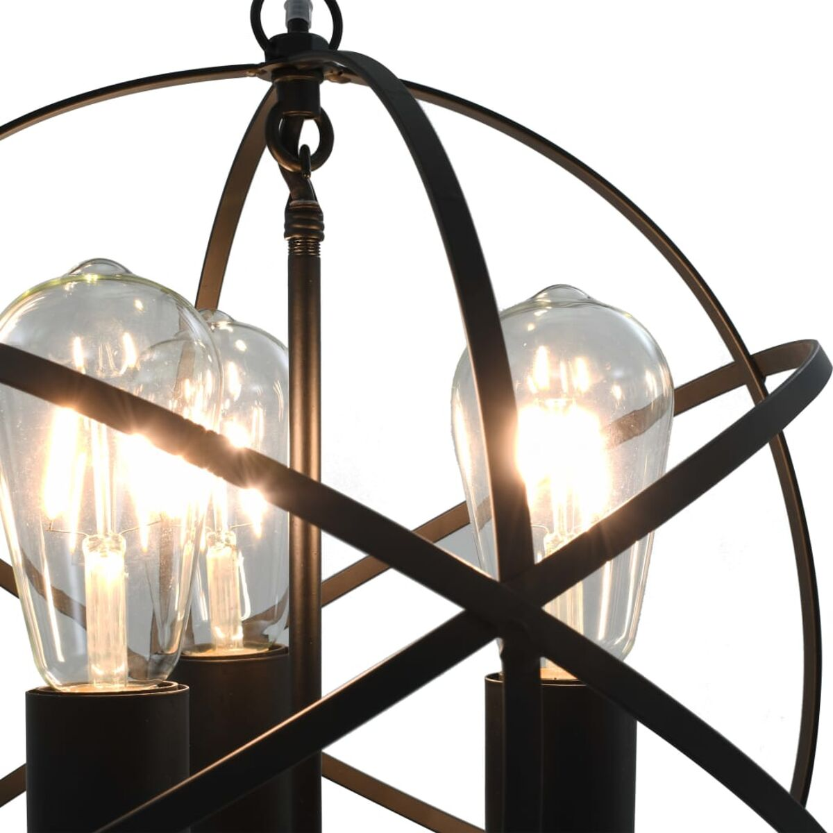 Ein schwarzer, kugelförmiger Kronleuchter mit drei beleuchteten Edison-Glühbirnen.