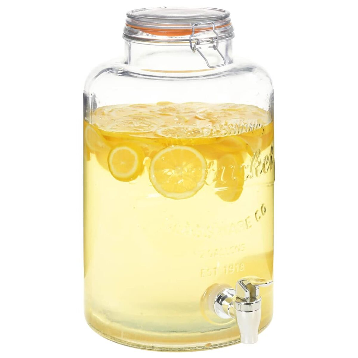 Glasgetränkespender mit Limonade und Zitronenscheiben. Der Hintergrund ist weiß.