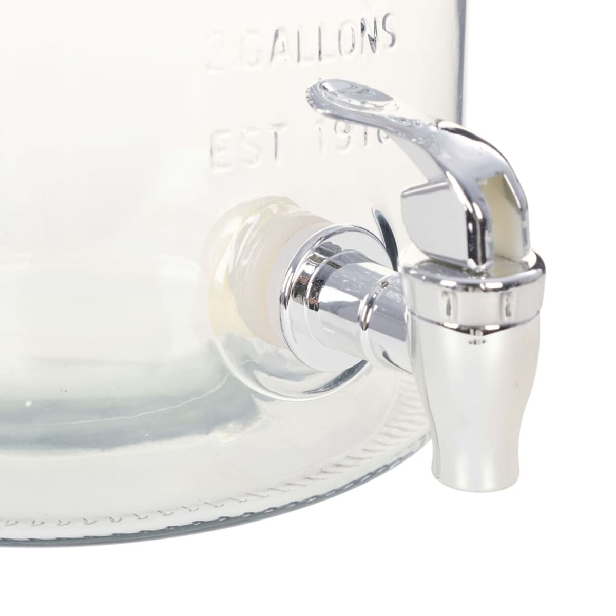 Ein durchsichtiger Getränkespender aus Glas mit einem silbernen Wasserhahn und den Worten "2 GALLONS EST 1910".