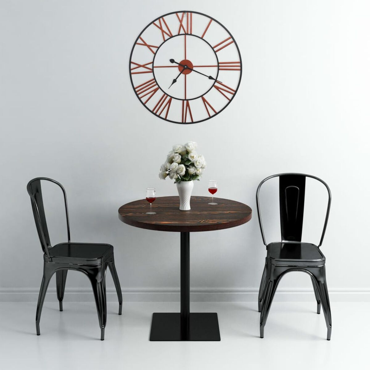 Eine Esstischszene mit rundem Tisch, zwei Stühlen, einer Uhr und einer Blumenvase.