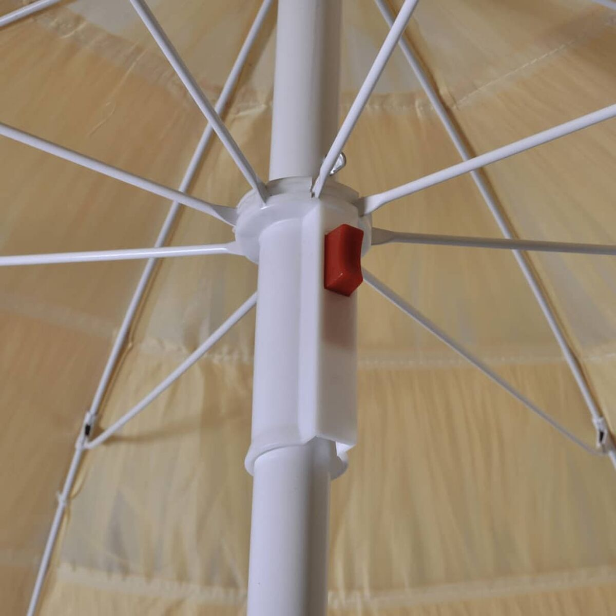 Nahaufnahme eines offenen weißen und beigefarbenen Sonnenschirms mit einem roten Knopf am Mast.