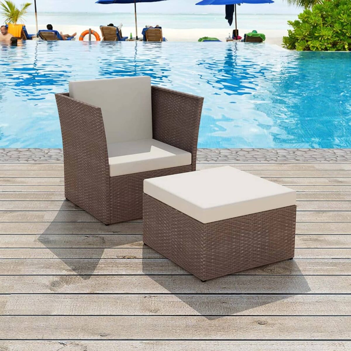 Ein braunes Rattan-Stuhl- und Ottomanen-Set auf einem Holzdeck am Pool. Menschen sind im Hintergrund.