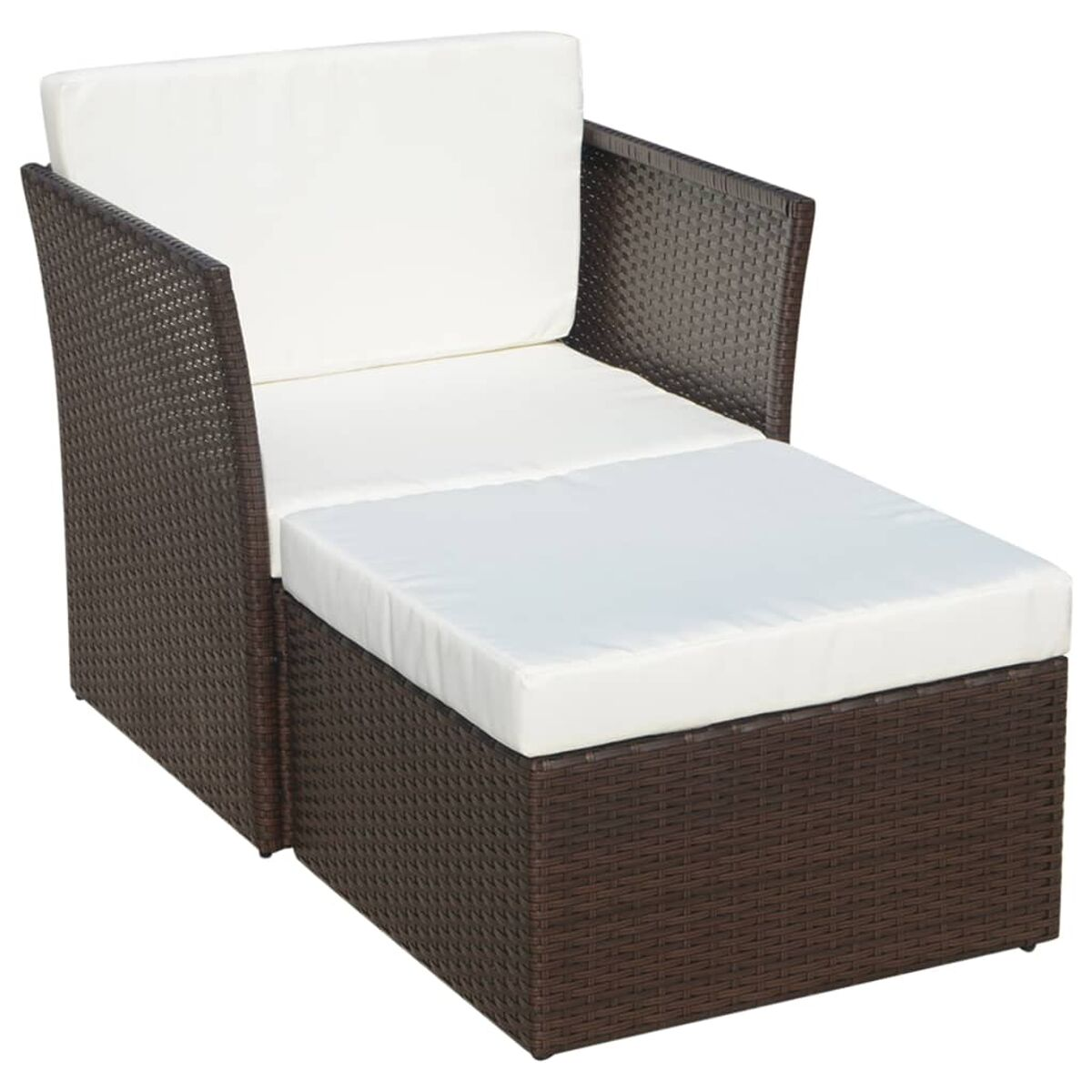 Brauner Rattan-Outdoor-Stuhl mit weißen Kissen. Der Hintergrund ist weiß.
