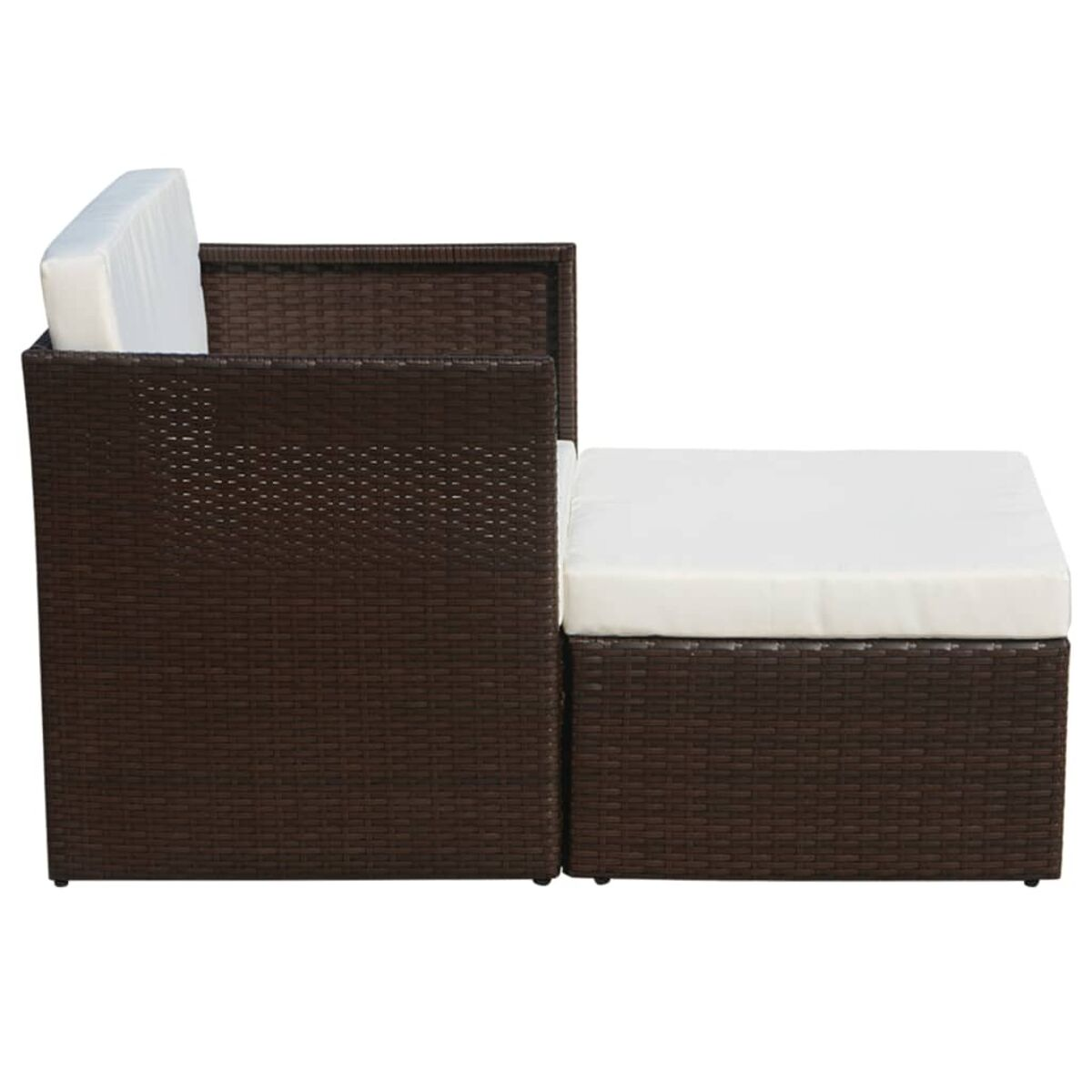 Ein braunes Outdoor-Möbelset aus Rattan mit weißen Kissen. Das Set hat eine Ottomane und einen Stuhl.