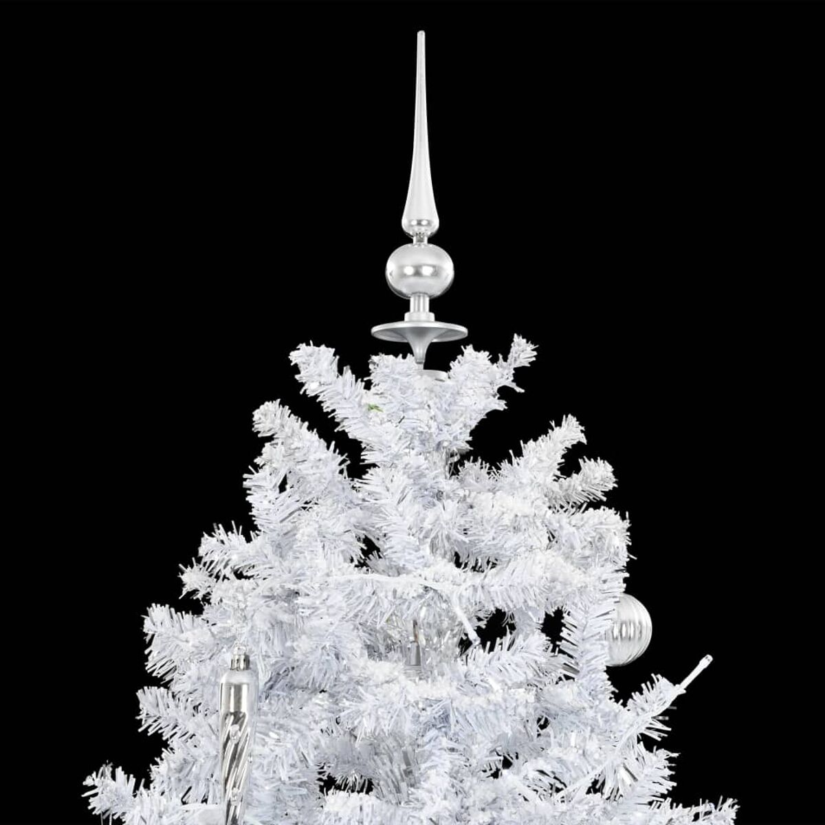 Oben ein weißer Weihnachtsbaum mit Ornamenten, vor schwarzem Hintergrund.