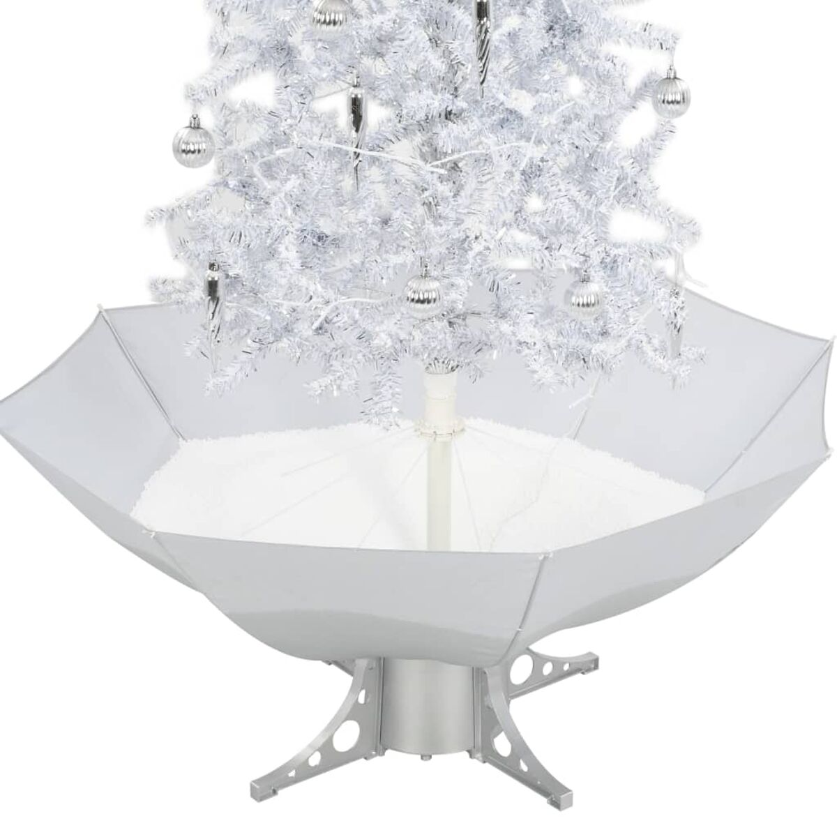 Weihnachtsbaum mit Schmuck in silberner Basis/Rock, weißer Hintergrund.