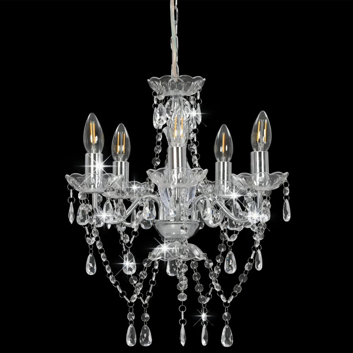 Elegante Kristall-Kronleuchter mit fünf Kerzenlichtern. Klares Glas und hängende Kristalle. Schwarzer Hintergrund.