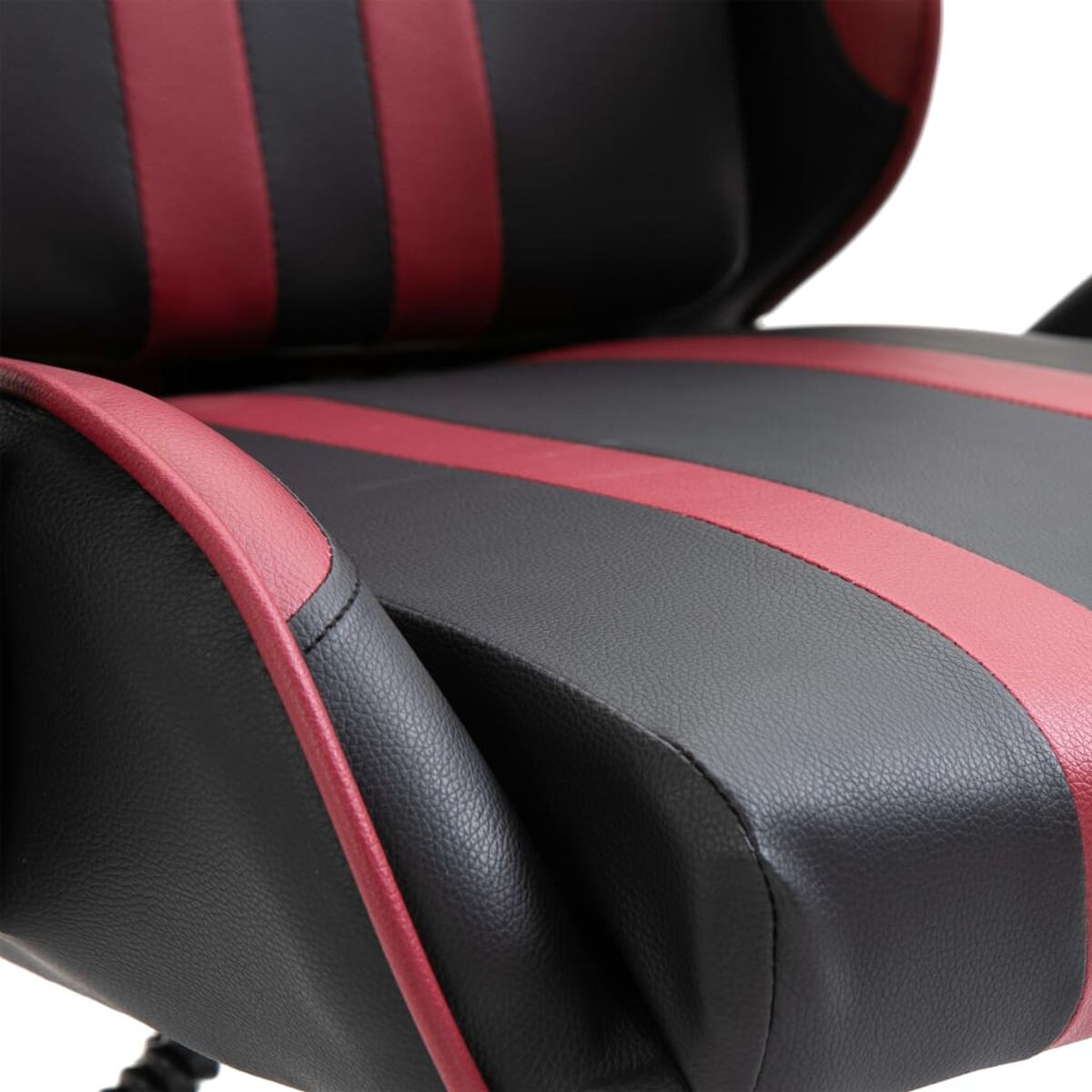 Eine Nahaufnahme des Sitzes eines schwarzen und roten Gaming-Stuhls.