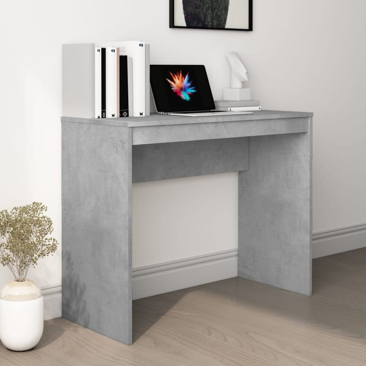Ein grauer Schreibtisch mit Laptop, Büchern und einer Vase mit Pflanzen. Weißer Hintergrund.