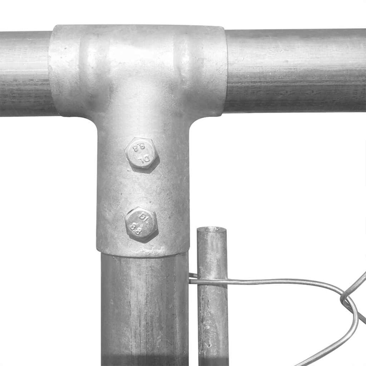 Nahaufnahme einer Metallzaunverbindung mit Muttern und Schrauben.